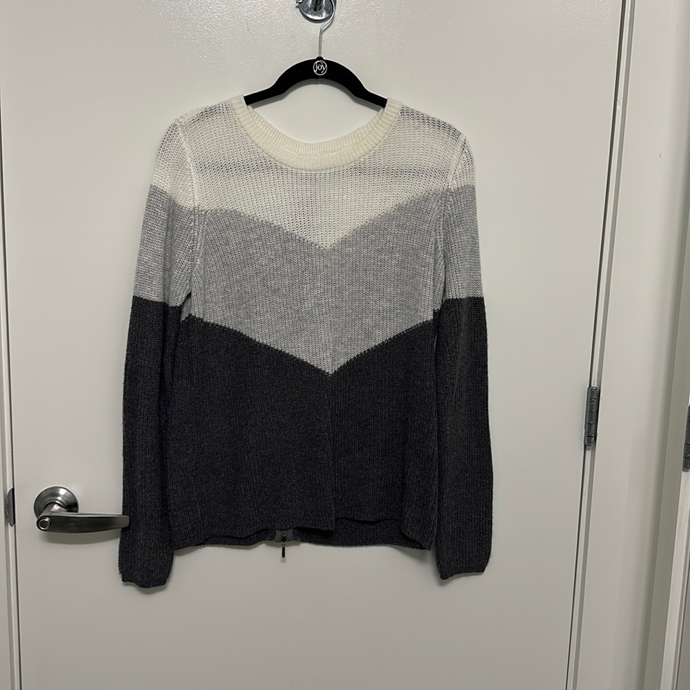 Three toned sweater with zipper down the back